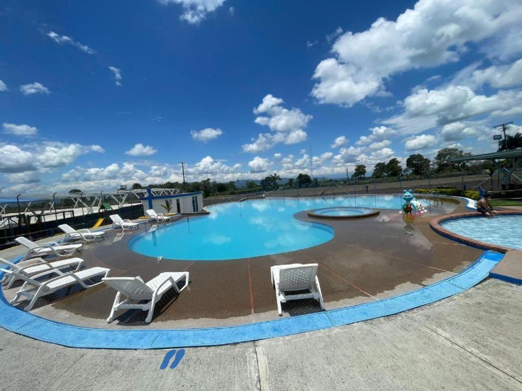 Cerca Parque Del Cafe Con Piscina Montenegro
