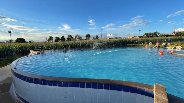 Cerca Parque Del Café Con Piscina *